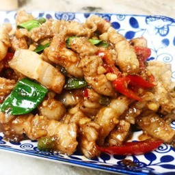 ข้าวราดหมูสามชั้นผัดกะปิ