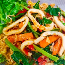 มาม่าผัดขี้เมาปลาหมึก