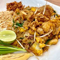ผัดไทยเส้นจันทร์กากไก่เจียว