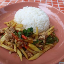 ผัดกะเพราเนื้อสับหน่อไม้ราดข้าว