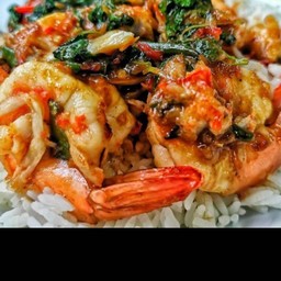 กะเพรากุ้งราดข้าว