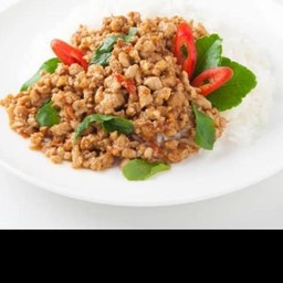 กระเพราหมูสับราดข้าว