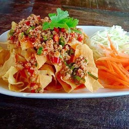 ยำเกี้ยวกรอบหมูสับ