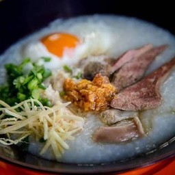 โจ๊กหมูเครื่องใน+ไข่