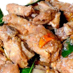 ข้าวราดหมูชิ้นผัดกะปิ