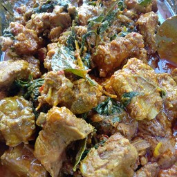 ข้าวราดผัดเผ็ดซี่โครงหมู