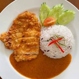 ข้าวไก่ทอดราดซอสพะแนง