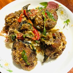 ข้าว กะเพรา ปลาดุกทอด