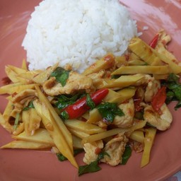 ผัดกะเพราไก่หน่อไม้ราดข้าว