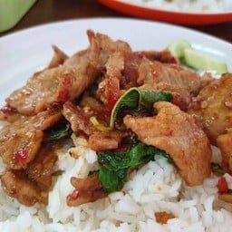 กระเพราหมูนุ่มคั่วพริกแห้ง