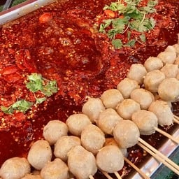 ลูกชิ้นปิ้งน้ำจิ้มเดือด @ตลาดโตรุ่ง