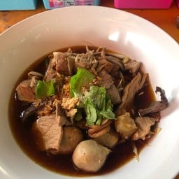 ก๋วยเตี๋ยวหมูตุ๋นทุกอย่าง ชิ้นสดตับเปื่อยเครื่องใน