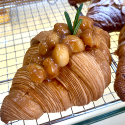 Macademia croissant ครัวซองต์คาราเมลแมคคาเดเมีย