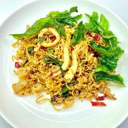 มาม่าผัดกะเพรากร๊อบกรอบ