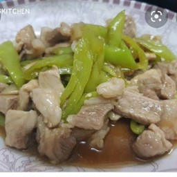 พริกหยวกหมูชิ้นพิเศษราดข้าวไข่ดาว