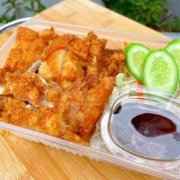 ข้าวไก่ทอดซอสน้ำปลา (Fried Chicken with Fish Sauce Rice)