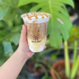 กาแฟสด NICE DAY (By.Mokapot) ตั้งอยู่ในร้านชายสี่บะหมี่เกี๊ยวแม่หน่อยเจ้าเก่า