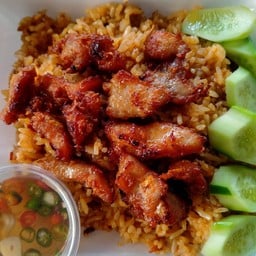 ข้าวคลุกพริกเผาหมูทอด