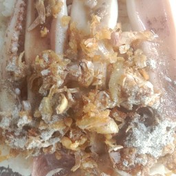 ข้าวปลาหมึกทอดกระเทียม