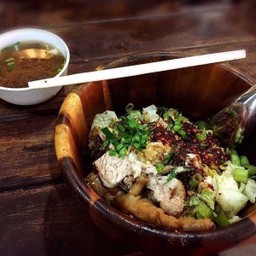 ก๋วยเตี๋ยวเรือรวมทุกอย่าง สด ตับ ตุ๋น ตีน