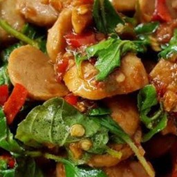 กะเพราลูกชิ้นเนื้อราดข้าว