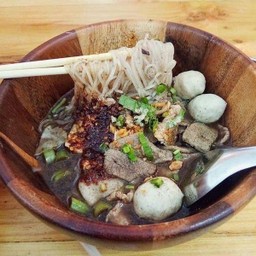 ก๋วยเตี๋ยวเรือลูกชิ้นหมูล้วนนนนนนน
