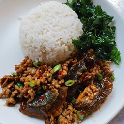 กะเพรากรอบไข่เยี่ยวม้า