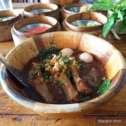 ก๋วยเตี๋ยวเรือตีนไก่ตุ๋น