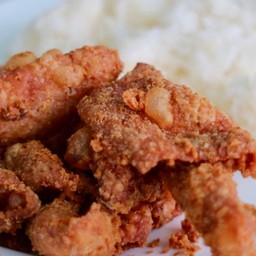 ข้าวหนังไก่ทอดกรอบ น้ำจิ้มไก่