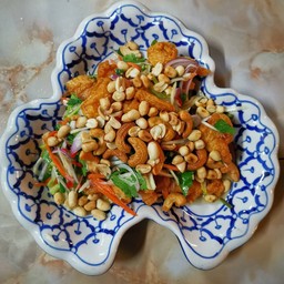 ยำไก่กรอบ