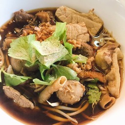 ก๋วยเตี๋ยวเนื้อตุ๋น ทุกอย่าง (ชิ้นสดตับตุ๋นเครื่องใน)