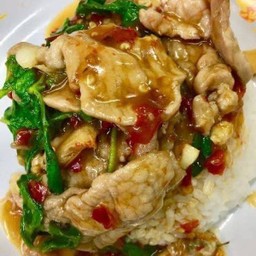 กระเพราหมูสด (กับข้าว)