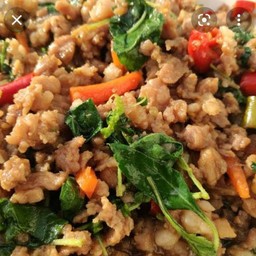 ผัดกระเพราหมูสับพริกแห้งใส่แครอทไข่ดาวฟรีจ้า