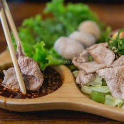ลวกจิ้มหมูสด+หมูตุ๋น + น้ำจิ้มรสเด็ด