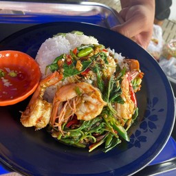 กระเพรากุ้งราดข้าว