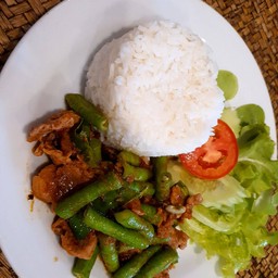 ข้าวผัดพริกแกงถั่วหมูสับ