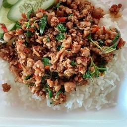 ผัดกระเพราราดข้าว (ระบุเนื้อสัตว์)แถมไข่ดาว