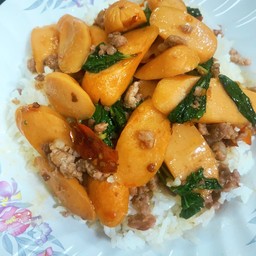 กระเพาไส้กรอกหมูสับราดข้าว