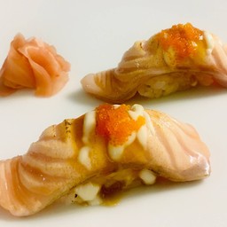 ซูชิหน้าปลาแซลมอนเบิร์น 2 ชิ้น