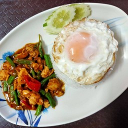 ข้าวราดผัดเครื่องแกง