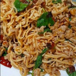 [อร่อยซ่ากับโค้ก] กะเพรามาม่าไก่สับ +  โค้ก ออริจินัล (กระป๋อง) 