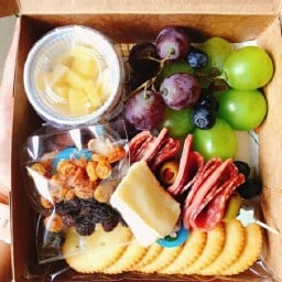 KIN charcuterie (ชีสบอร์ด)