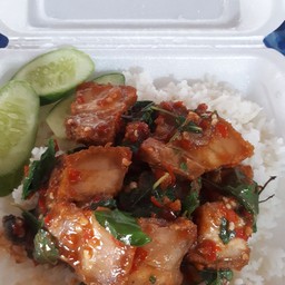 กระเพราหมูกรอบ(พิเศษ)