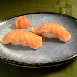 ซูชิหน้าปลาแซลมอนสด 2 ชิ้น