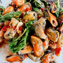 กะเพราหอยแมลงภู่ ราดข้าว