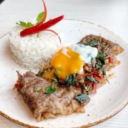 ข้าวกะเพราเนื้อวากิว+ไข่ดาว