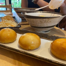 ซาลาเปาทอด ใส้หมูแดง