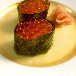 ซูชิหน้าไข่ปลาแซลมอน ( Ikura nigiri  ) 2 ชิ้น