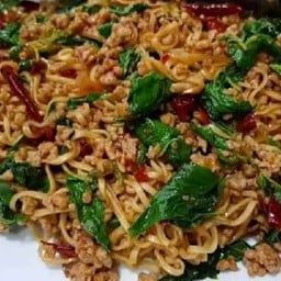 [อร่อยซ่ากับโค้ก] กะเพรามาม่าหมูสับ +  โค้ก ออริจินัล (กระป๋อง) 