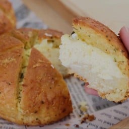 ขนมปังกระเทียมครีมชีส ขนาด 140 กรัม